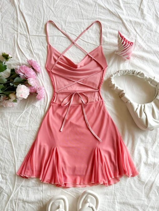 Parte trasera del vestido rosado sexy con espalda cruzada