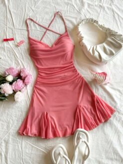Vestido rosado sexy con tirantes finos y falda campana