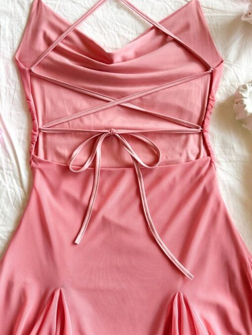 Detalle del lazo cruzado en la espalda del vestido rosado sexy