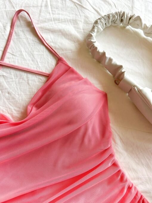 Textura del vestido rosado sexy con fruncido lateral