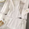 Vista frontal del set de top con tirantes y short blanco con detalle de cordones.