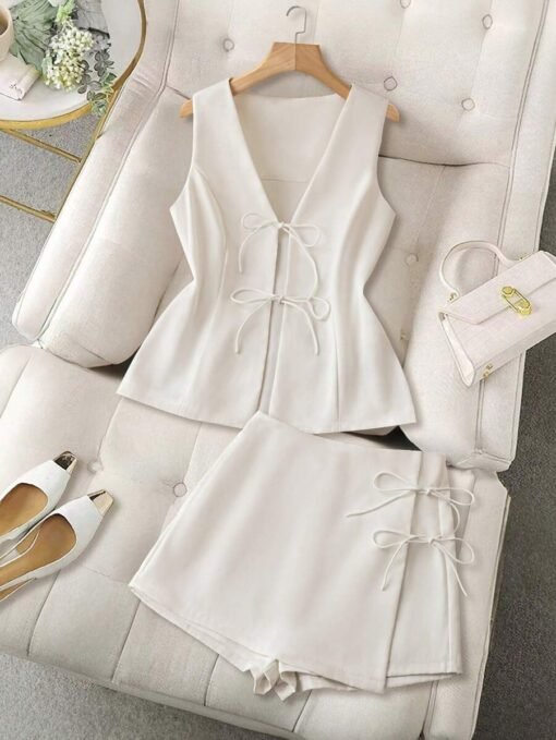 Vista frontal del set de top con tirantes y short blanco con detalle de cordones.