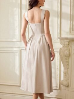 Vista trasera del vestido albaricoque midi elegante mostrando su cremallera