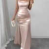 Imagen frontal del vestido satén champán con escote halter y abertura alta.