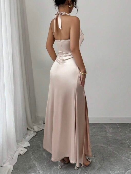 Detalle del escote halter y fruncido en el vestido satén champán.
