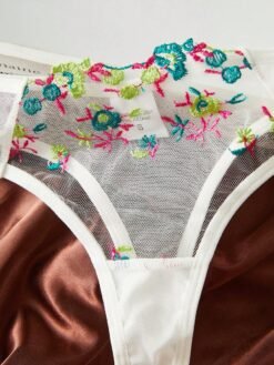 Detalle del encaje floral multicolor en el sujetador