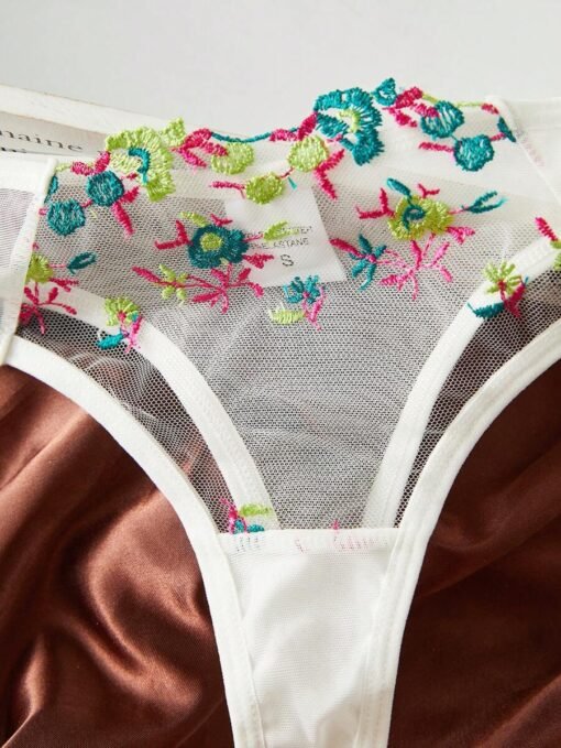 Detalle del encaje floral multicolor en el sujetador