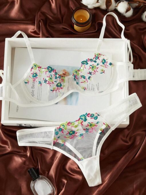 Set de lencería multicolor con bordado floral y sujetador transparente