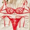 Set de lencería rojo con bordado de corazones y cintas de satén