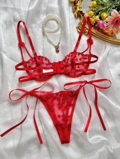 Vista trasera del conjunto rojo con sujetador y tanga ajustable