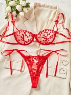 Set de lencería rojo con bordado de corazones y cintas de satén