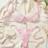 Conjunto sexy rosa con encaje bordado sobre saco beige, vista frontal.