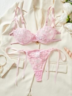 Vista trasera del conjunto sexy rosa mostrando detalles de tirantes ajustables.