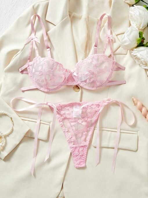 Vista trasera del conjunto sexy rosa mostrando detalles de tirantes ajustables.