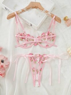 Vista trasera del set de lencería rosa con sujetador y tanga