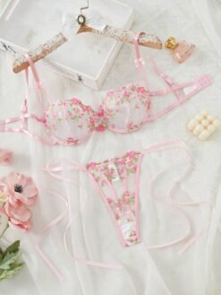 Set de lencería rosa con bordado floral y transparencias