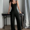Enterizo negro elegante con tirantes finos y escote redondeado.