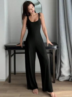Enterizo negro elegante con tirantes finos y escote redondeado.