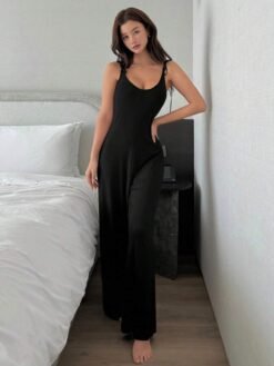 Enterizo negro elegante casual con caída amplia de pierna.