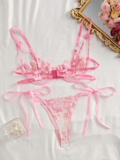 Parte trasera del set de lencería rosa con detalles de tirantes ajustables – set de lencería rosa