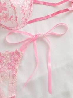 Detalle de la braga con lazos ajustables y encaje floral – set de lencería rosa