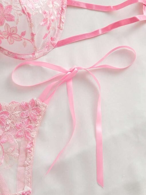 Detalle de la braga con lazos ajustables y encaje floral – set de lencería rosa