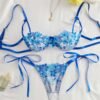 Set de lencería azul con bordado floral y lazos ajustables