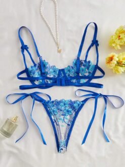 Vista trasera del set de lencería azul con top y calzoncillo