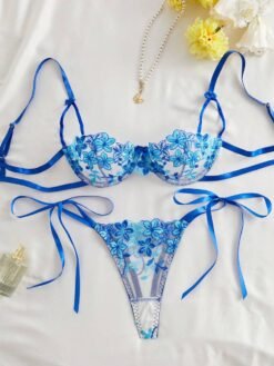 Set de lencería azul con bordado floral y lazos ajustables