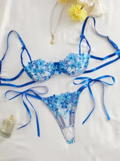 Sujetador azul bordado con detalles florales semitransparentes