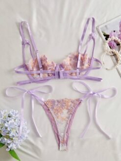 Parte trasera del set de lencería morado con tirantes y transparencias.