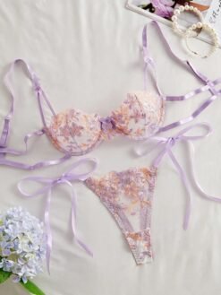 Vista frontal del set de lencería morado con bordado floral y lazos.