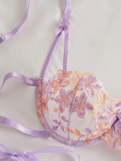 Detalle del sujetador bordado del set de lencería morado