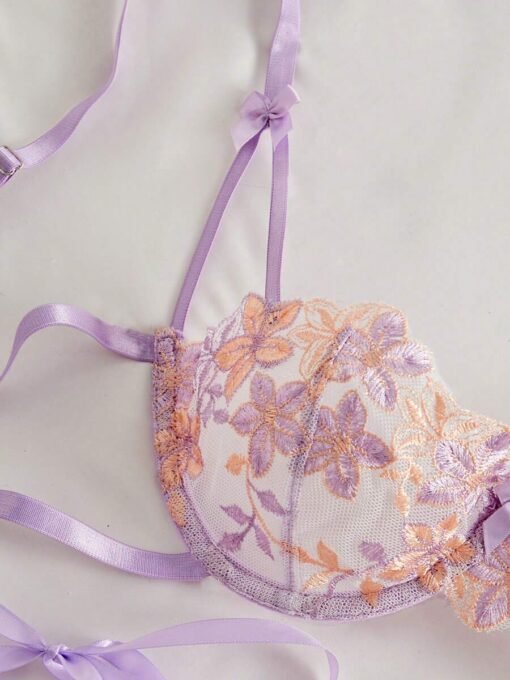 Detalle del sujetador bordado del set de lencería morado