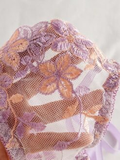 Textura bordada floral en tonos lila y durazno del set morado.