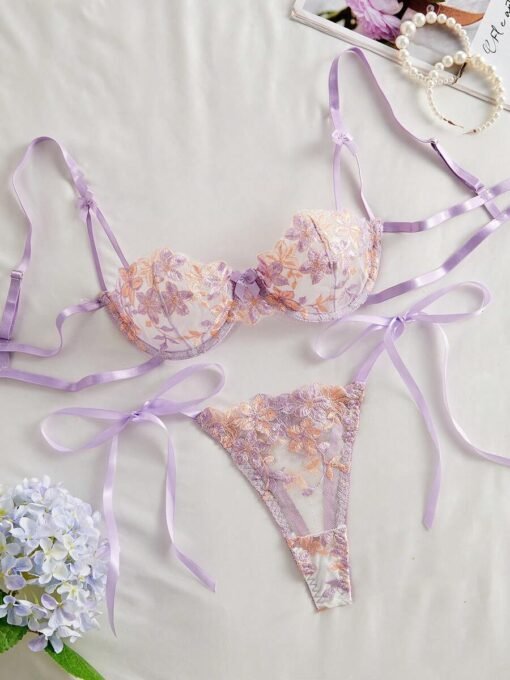 Vista frontal del set de lencería morado con bordado floral y lazos.