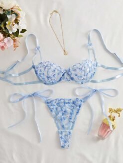 Set de lencería azul con encaje floral y lazos decorativos