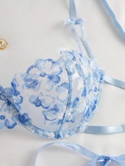 Detalle del sujetador azul con bordado floral