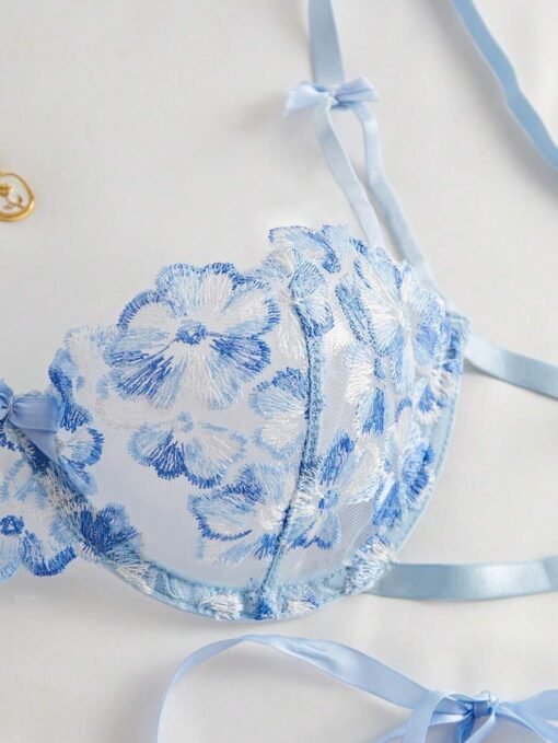 Detalle del sujetador azul con bordado floral