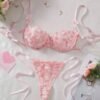 Set de lencería rosa con bordado floral y transparencias
