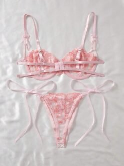 Vista trasera del set de lencería rosa con tirantes ajustables