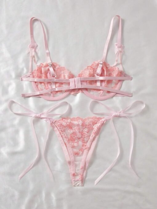 Vista trasera del set de lencería rosa con tirantes ajustables