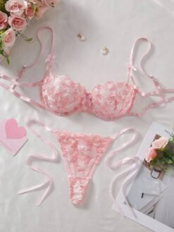Set de lencería rosa con bordado floral y transparencias