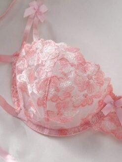 Conjunto de lencería rosa con detalles florales bordados