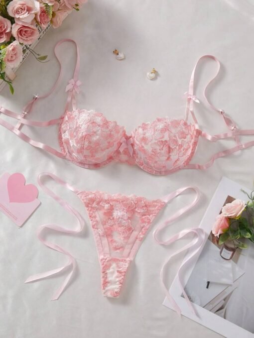 Set de lencería rosa con bordado floral y transparencias