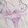 Set de lencería morado con encaje floral y tirantes ajustables