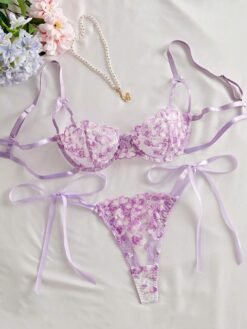 Set de lencería morado con encaje floral y tirantes ajustables