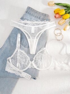 Sujetador blanco con encaje floral y tanga a juego – set de lencería blanco