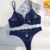 Set de lencería azul con encaje transparente y sujetador con tirantes ajustables.