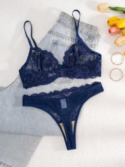 Vista trasera del set de lencería azul con encaje floral y tanga de talle bajo.